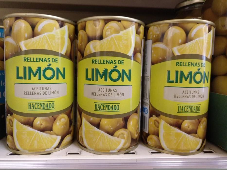 ACEITUNAS RELLENAS DE LIMÓN. Murcia no es un territorio especialmente conocido por sus aceitunas, aunque triunfan las de municipios como Cieza o Lorca. En Mercadona, y desde la marca Hacendado, la empresa jumillana Olispania distribuye a la cadena de supermercados las aceitunas rellenas de limón. También comercializan a través de Hacendado la variedad Cuquillo con hueso, una aceituna negra natural.