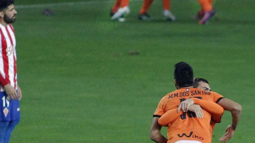 Los jugadores de Eibar celebran su tercer gol.