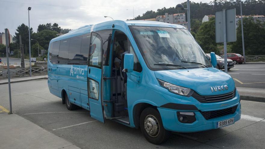 Un autobús del servicio municipal de Arteixo. |   // CASTELEIRO/ROLLER AGENCIA