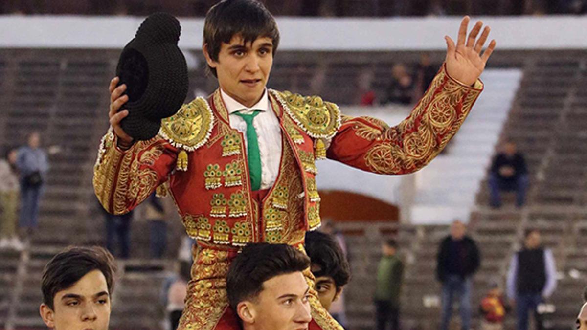 'El Ceci' en hombros durante una de sus actuaciones. Ahora debe empezar a demostrar todas las cualidades que le atesoran y devolver la confianza que Varea está demostrando en uno de sus pupilos más aventajados.