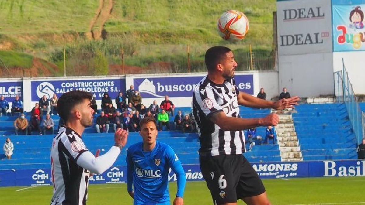 Borja Martínez, centrocampista del Castellón, golpea con la cabeza durante una acción del partido.