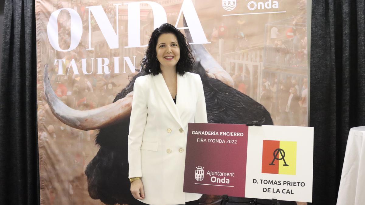 La edila de Cultura y Fiestas, María Prades, tras el anuncio de que D. Tomas Prieto de la Cal será uno de los hierros de la Fira d&#039;Onda 2022.