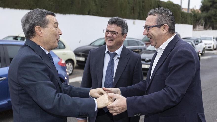 Marciano Gómez, conseller de Sanidad, saludando a Toni Pérez, presidente de la Diputación, junto a Toni Cabot, director de INFORMACIÓN.