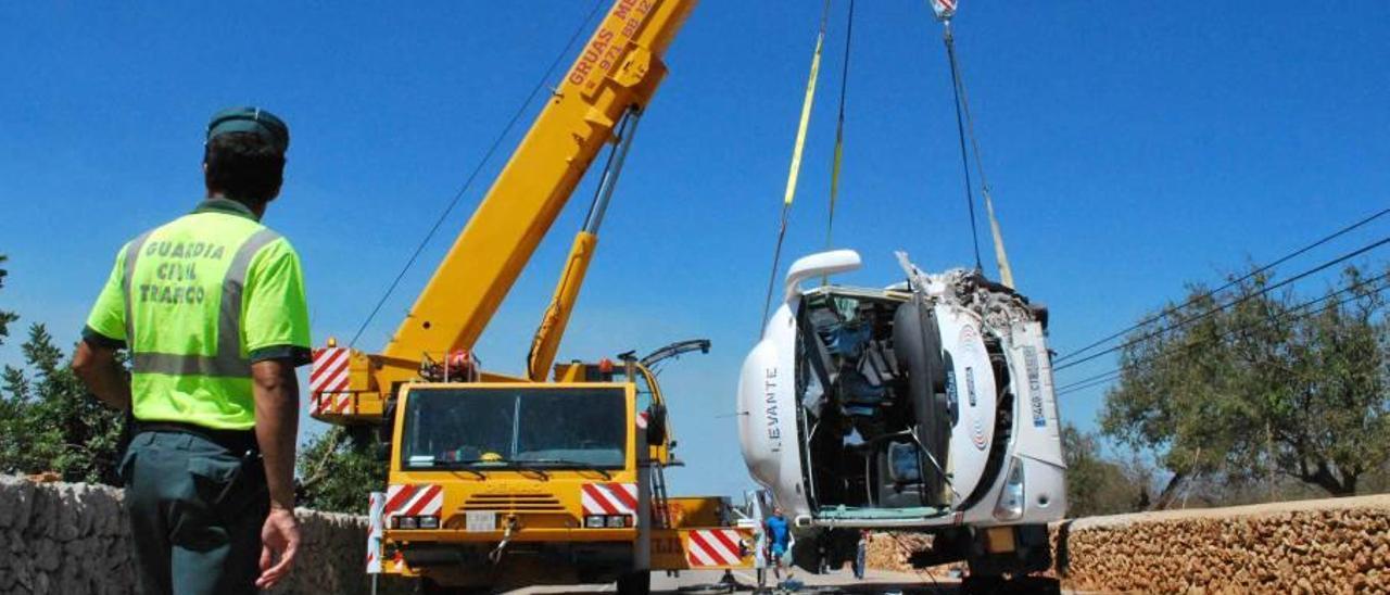 Una grúa retira un vehículo tras un accidente.