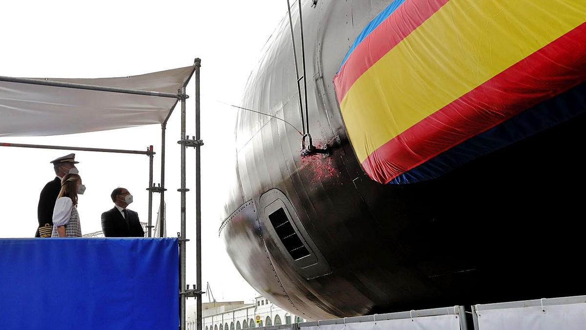 La Princesa de Asturias, acompañada por el Rey Felipe VI, en el ‘bautizo’ del S-81.