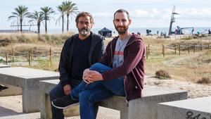 Eduard Fernández y Dani Rovira, en la playa del Varador de Mataró, este martes.