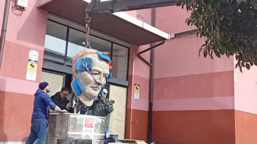 Colocación de la escultura en su nueva ubicación, en uno de los accesos a la Casa del Pueblo. | D. M.