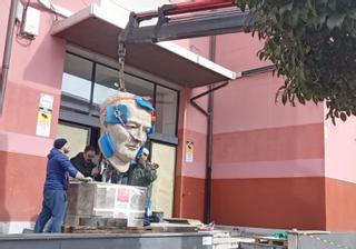 Mieres se reencuentra con Manuel Llaneza: la talla del antiguo alcalde se traslada al exterior de la Casa del Pueblo