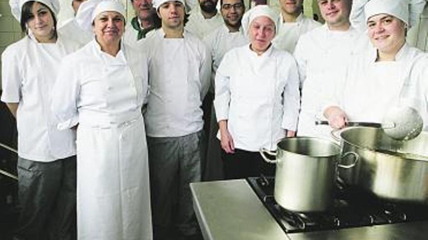 Alumnos y profesores, en la cocina del Instituto de Pravia.