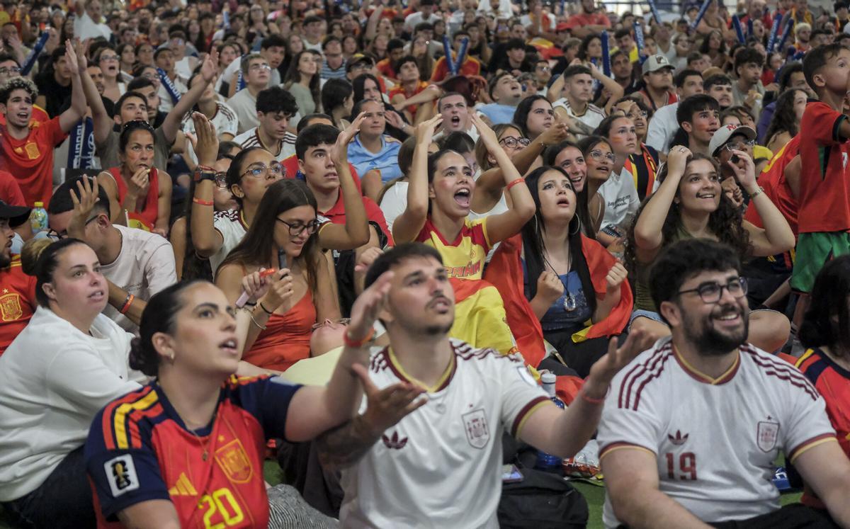 Afición española viviendo el cruce de España-Portugal en el CC Los Alisios