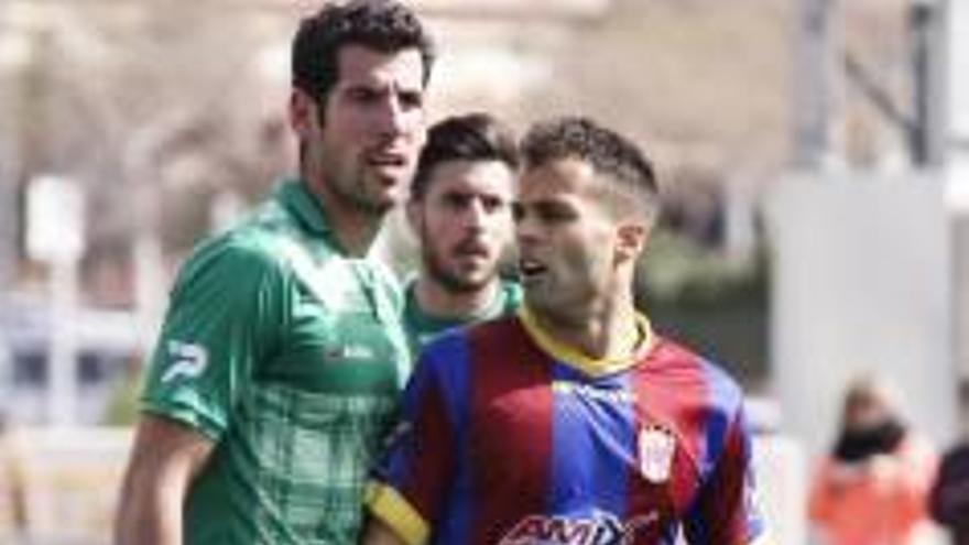 El lateral Juanfran  se despide de la temporada tras lesionarse con el Eldense en Lleida