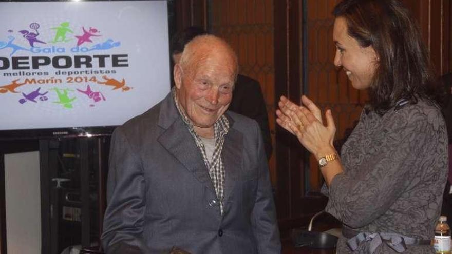 Manuel Rodríguez recibe el galardón de la alcaldesa. // S.A.