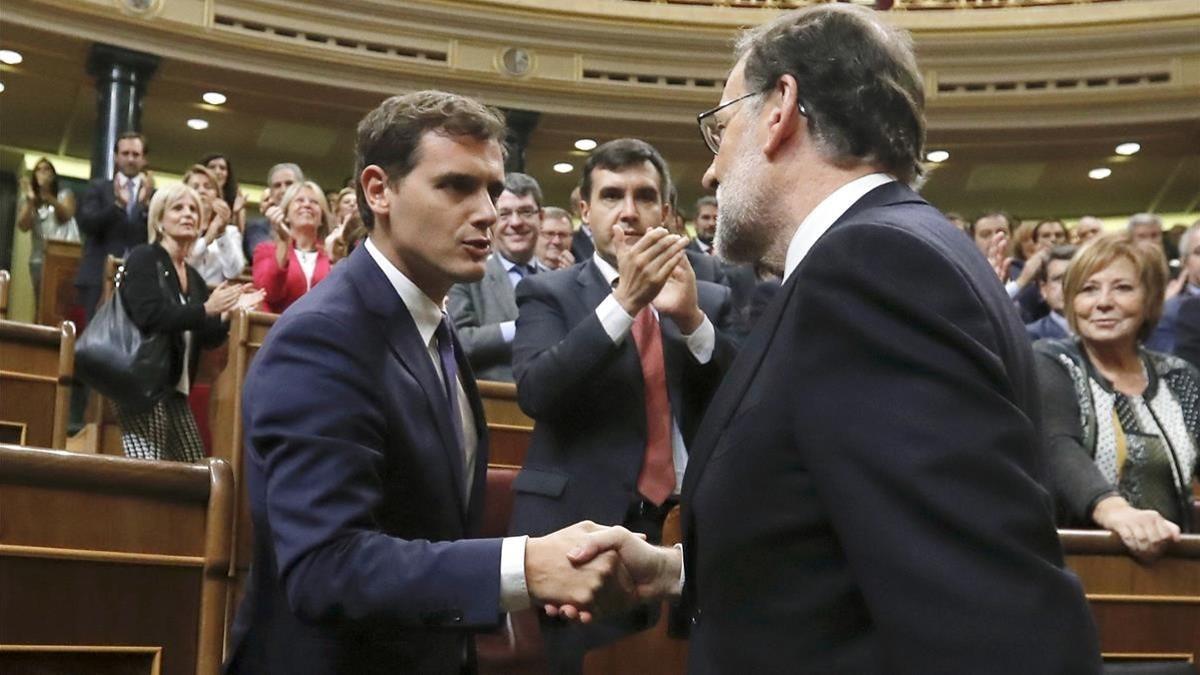El presidente Mariano Rajoy saludando al lider de Ciudadanos, Albert Rivera, en el Congreso