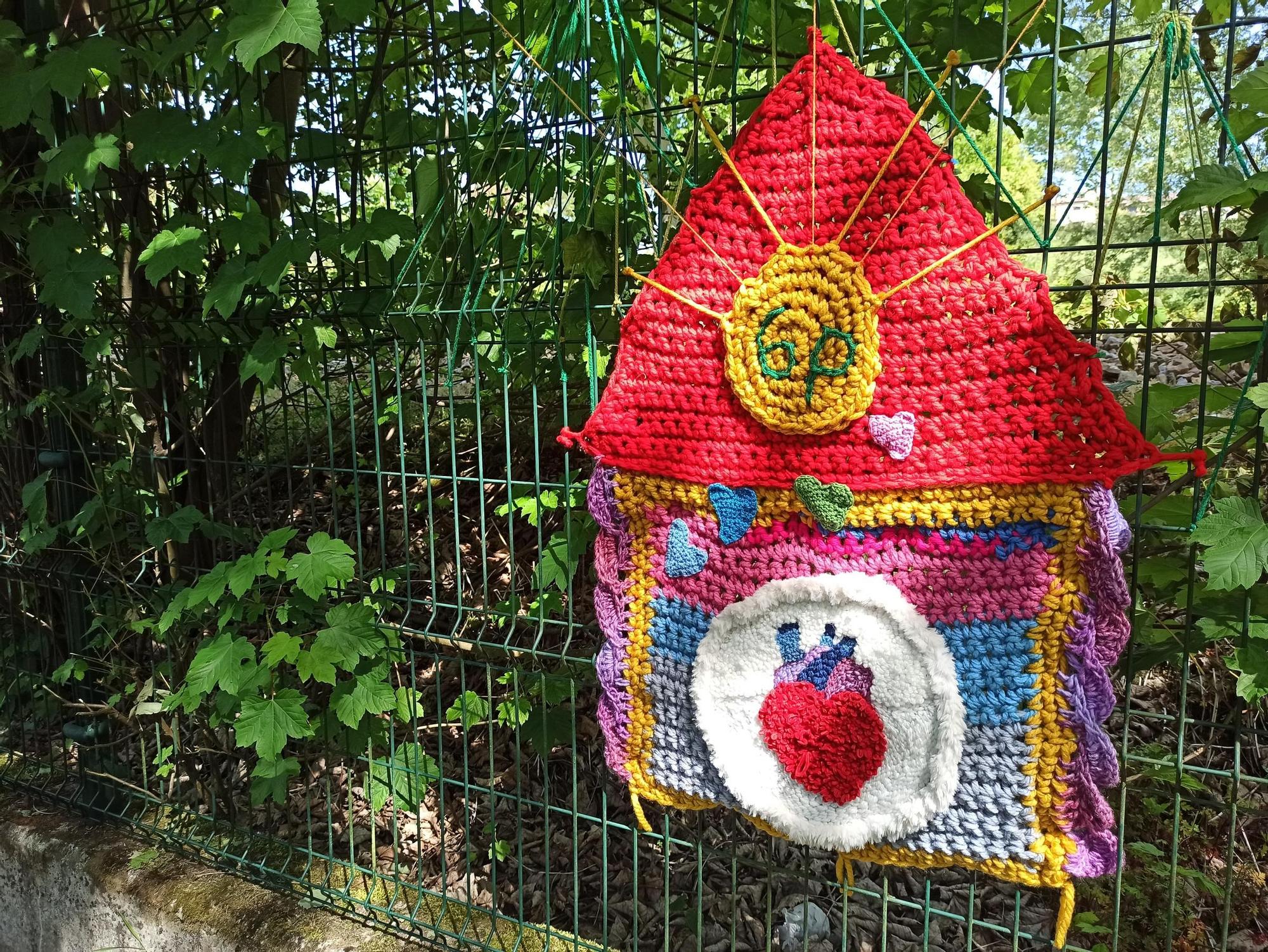 El arte urbano se teje en la Pola, el artista "6p" llena la Senda del Nora de ganchillo: "Si alguien se siente solo, que se sienta más acompañado"