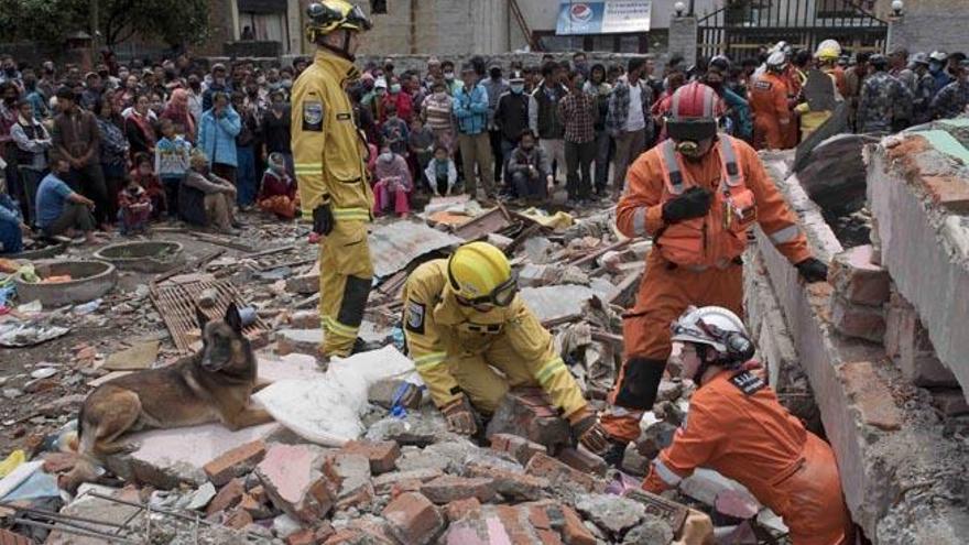 Los equipos de rescate en plena actividad, ayer, en Katmandú.