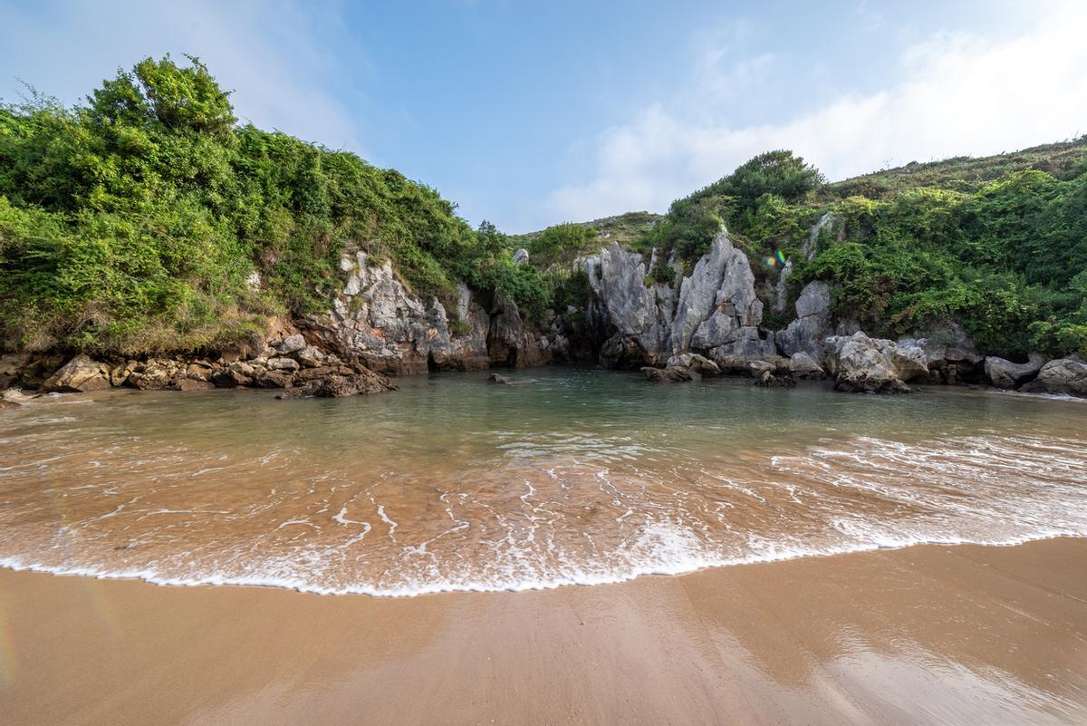 Playa de Gulpiyuri, Asturias.