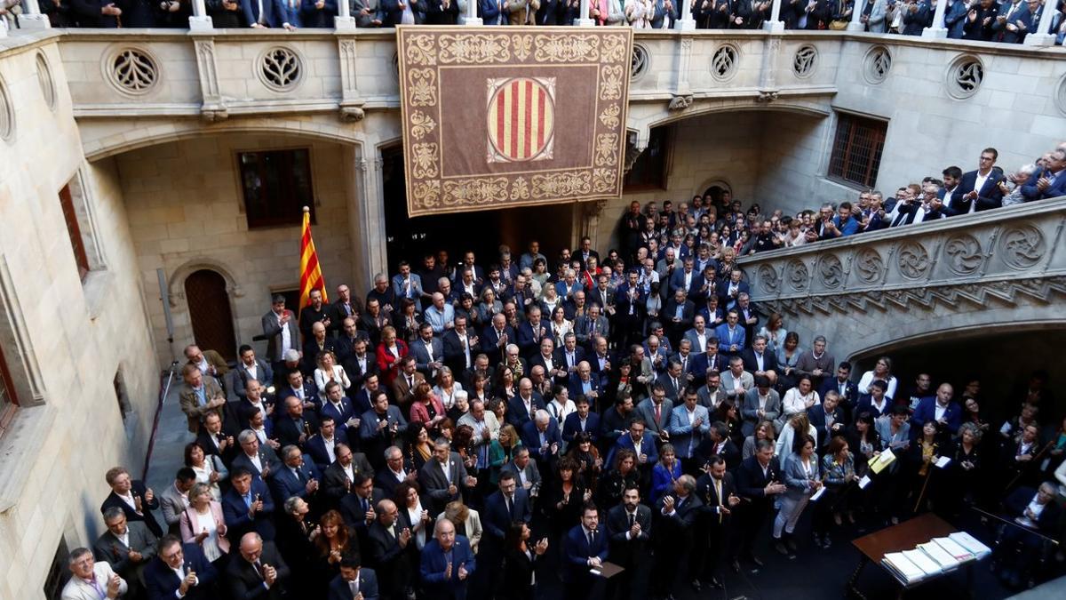 Centenares de alcaldes se han reunido en el Palau de la Generalitat, este sábado.