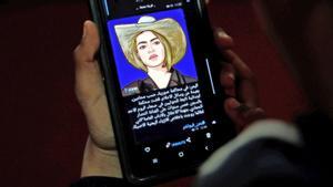 Un yemení lee la noticia de que la modelo Entisar al-Hammadi ha sido condenada a 5 años de prisión