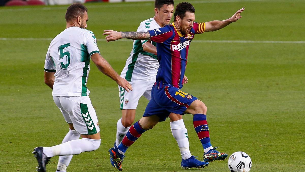 Los franjiverdes Gonzalo Verdú y Jony Álamo acosan anoche al barcelonista Messi.