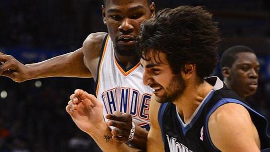 Ibaka y Ricky Rubio, durante el partido.