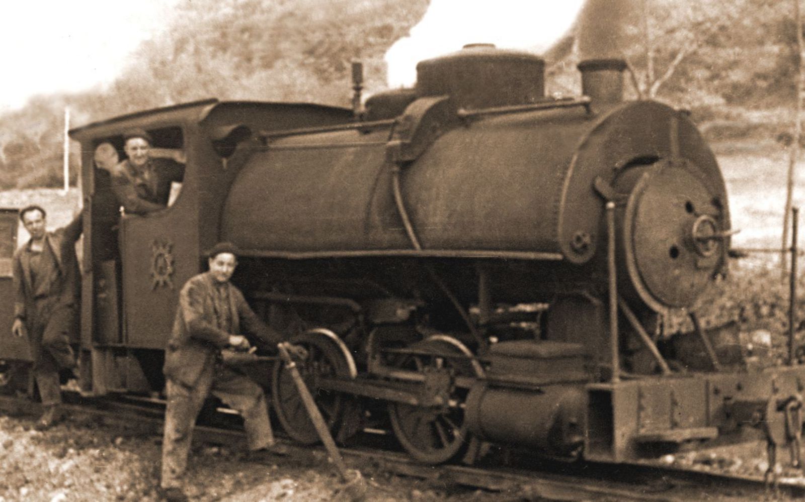 Máquina antigua de un tren carbonero. | Reproducción de una imagen de la fototeca del Museo Etnográfico de Quirós