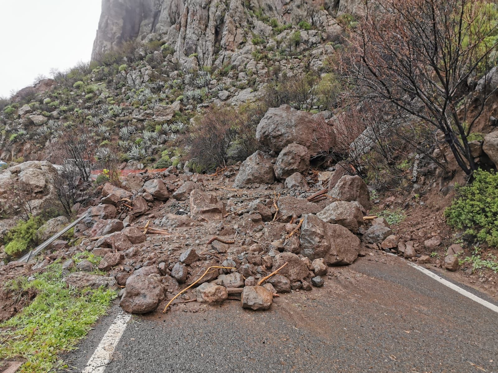 Desprendimientos en la subida a Fataga