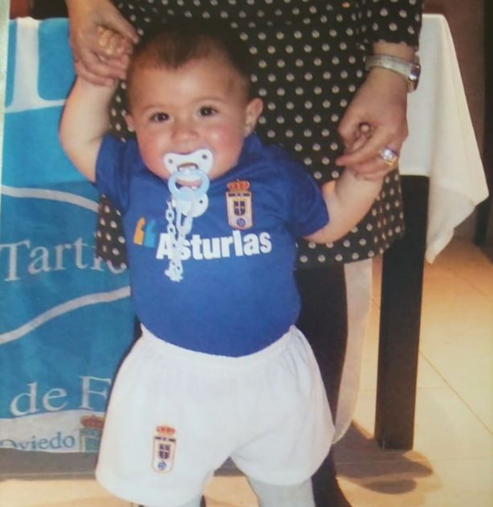 Su nieto Álvaro González, vestido con la equipación del Oviedo.