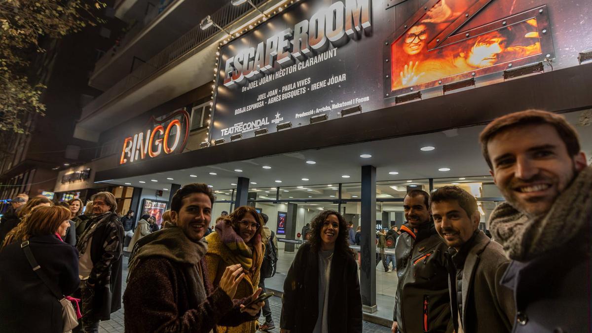Público a las puertas del Teatre Condal para ver 'Escape Room 2' el pasado viernes.