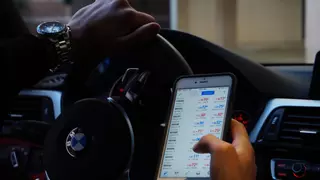 ¿Puedo usar el teléfono móvil cuando el semáforo está en rojo o en un atasco? Esto es lo que dice la DGT
