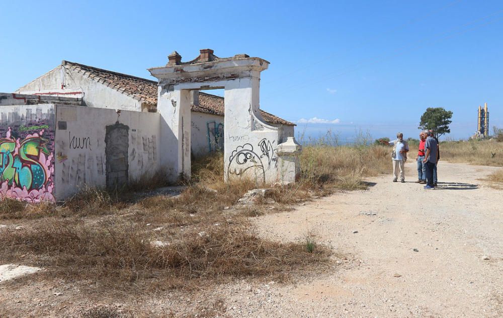 La puerta de Málaga o de la Axarquía, como era conocida, en el Camino Viejo de Vélez, y al lado la antigua casa de postas, venta y fielato.