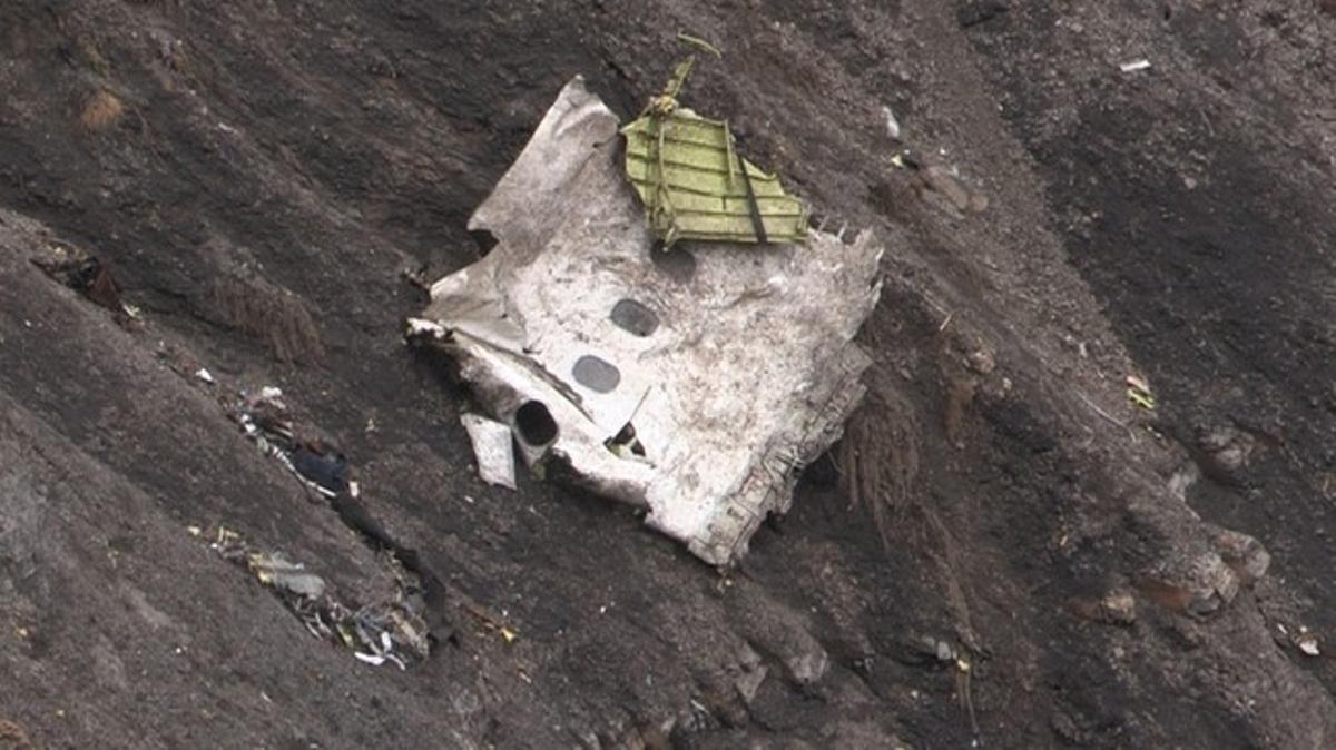Un tros de l’A320 corresponent a les finestretes de l’avió que s’ha estavellat als Alps.