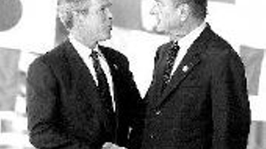 Primer apretón de manos entre Bush y Chirac tras la guerra de Irak