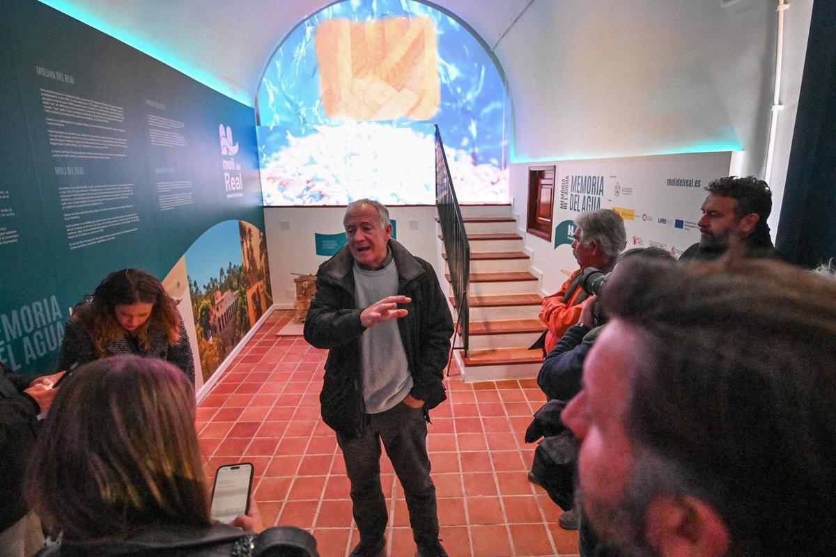 El jefe de Patrimonio del Ayuntamiento Gregorio Alemañ explica las salas expositivas en la inauguración