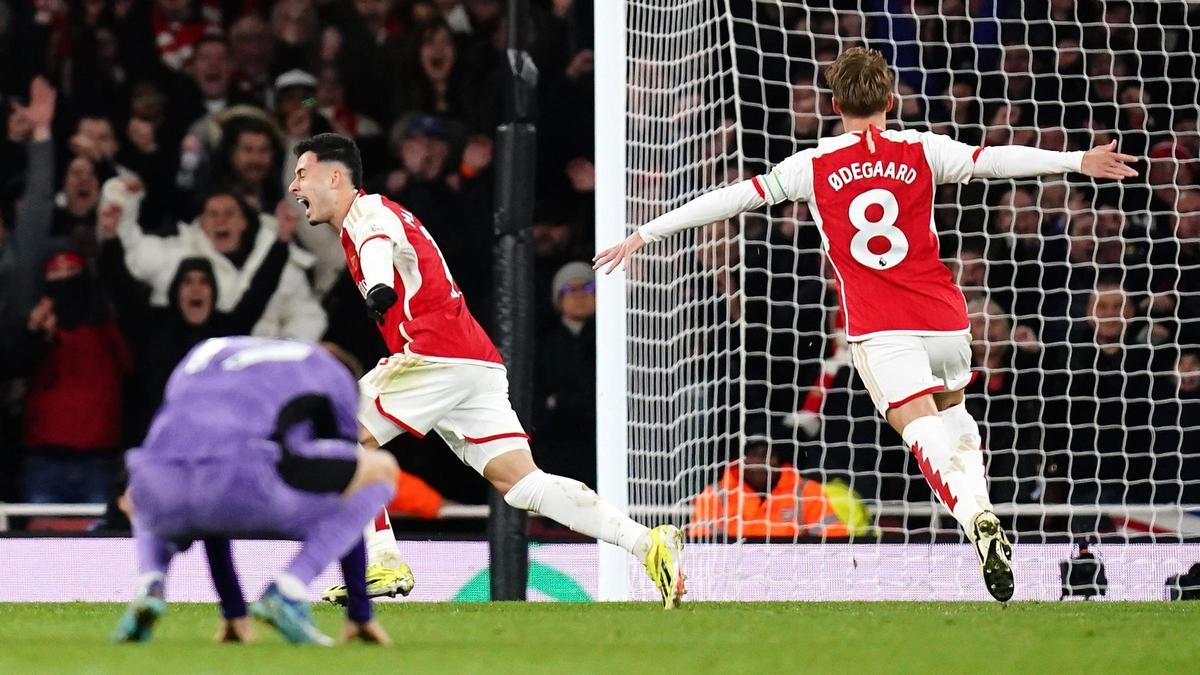 Gabriel Martinelli corre tras marcar el segundo gol al Liverpool, perseguido  por Martin Odegaard.