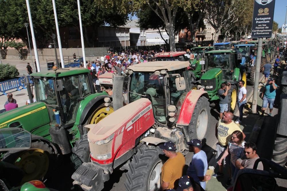 Protesta de agricultores en la Asamblea Regional