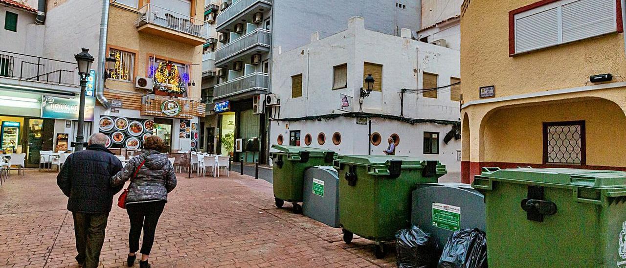 Contenedores de basura en las calles de Benidorm, en una imagen de archivo. |