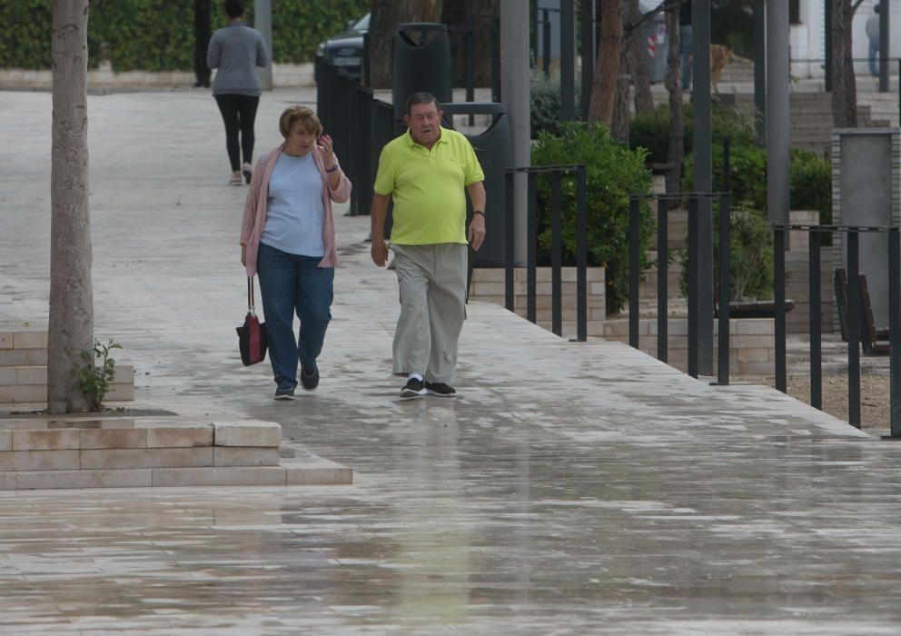 Imágenes de la playa de San Juan, donde la lluvia ha ocasionado serios daños en el arenal y el paseo peatonal.