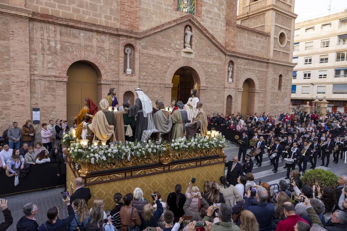 Las quince cofradías de la Semana Santa de Torrevieja recorrieron las calles en Viernes Santo Las quince cofradías de la Semana Santa de Torrevieja recorrieron las calles en Viernes Santo
