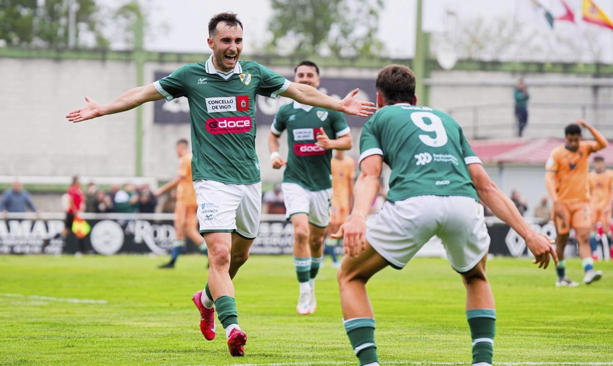 Mateo Gandarillas y Xavi Sola celebran el gol de este último durante el partido de ayer disputado por el Coruxo ante el Rayo Cantabria en O Vao. | PEDRO MINA