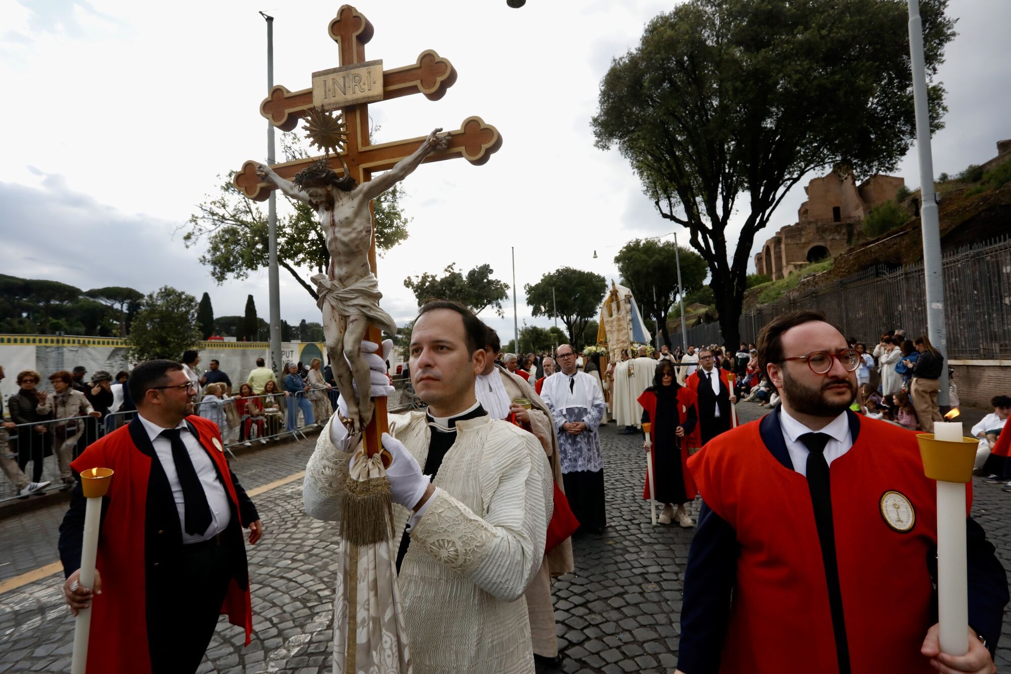 Salida procesional de varias cofradías de León, Portugal, Francia e Italia, durante el Jubileo 2025 en Roma