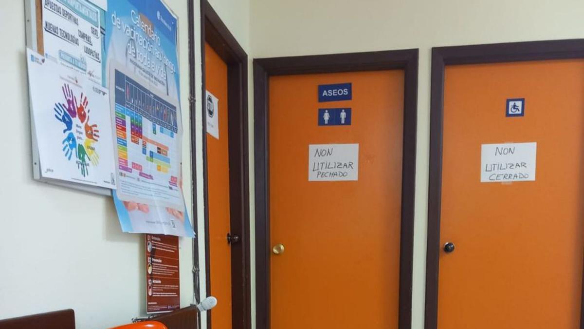 Baños cerrados en el Centro de Salud de Aldán. |   // FDV