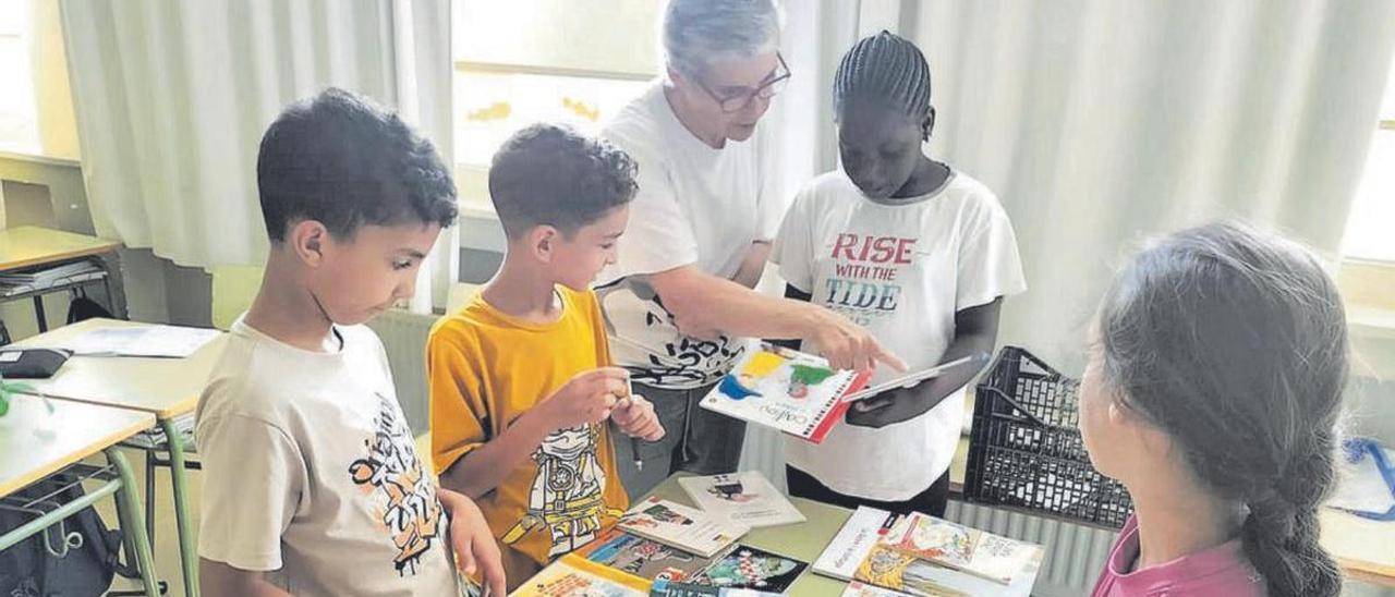 Infants d’una escola figuerenca escollint entre els llibres oferts per Taberna Libraria
