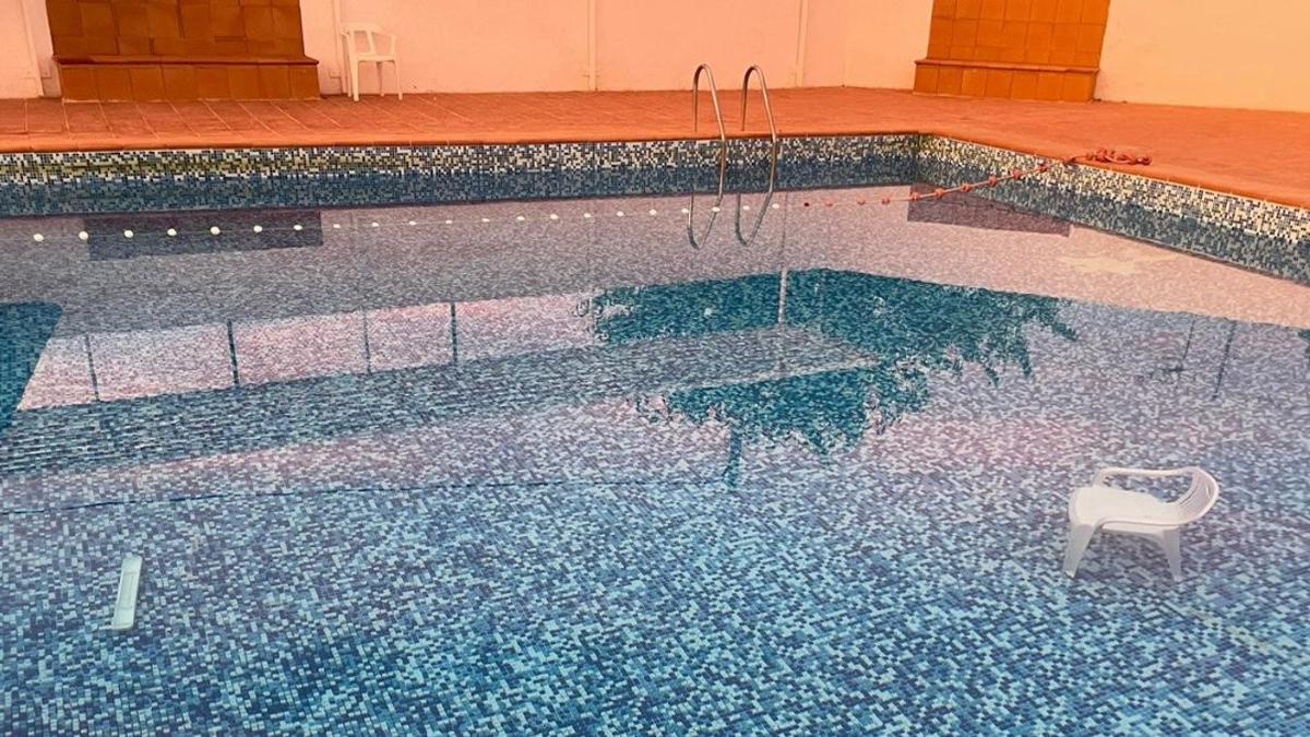 Los infractores tiraron algunas sillas al agua de la piscina tras realizar destrozos en las instalaciones