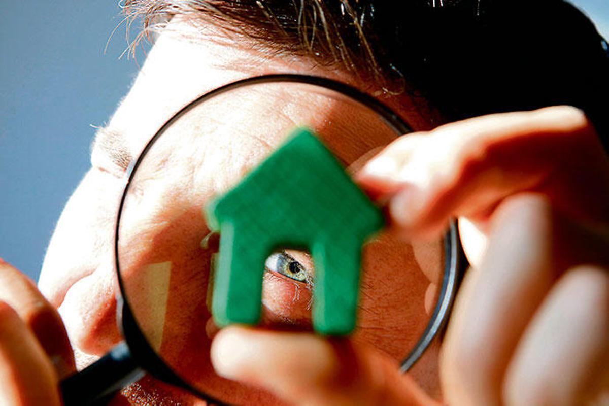 Ferienhäuser unter der Lupe: Das balearische Tourismus­ministerium tut sich bislang ­sowohl gegen findige private Vermieter als auch gegen große Internetportale schwer.