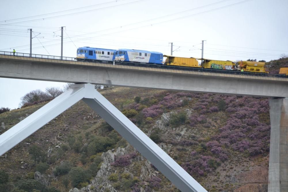 Pruebas de carga en un punte del AVE en Zamora.