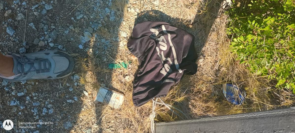 Imagen de la bolsa del casco de moto encontrada en una zona montañosa cercana al Hospital Can Ruti, en Badalona, durante una de las batidas realizadas justo un mes después de la desaparición de Sara María.