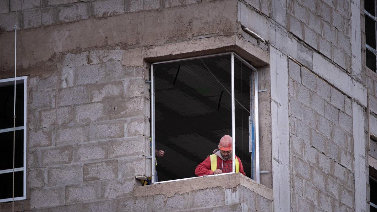 Un trabajador mide la ventana de una vivienda en construcción en Tenerife.