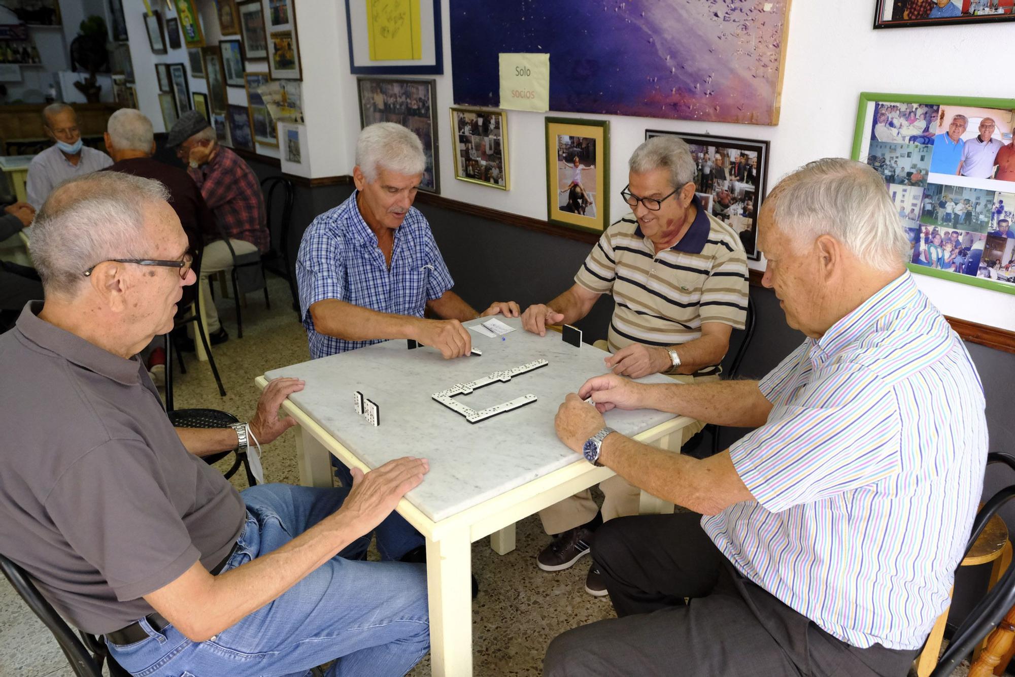 Ex de la UD (Germán Dévora, Paco Castellano, Páez y Hernández) se reúnen en un local para jugar cartas y contar batallas