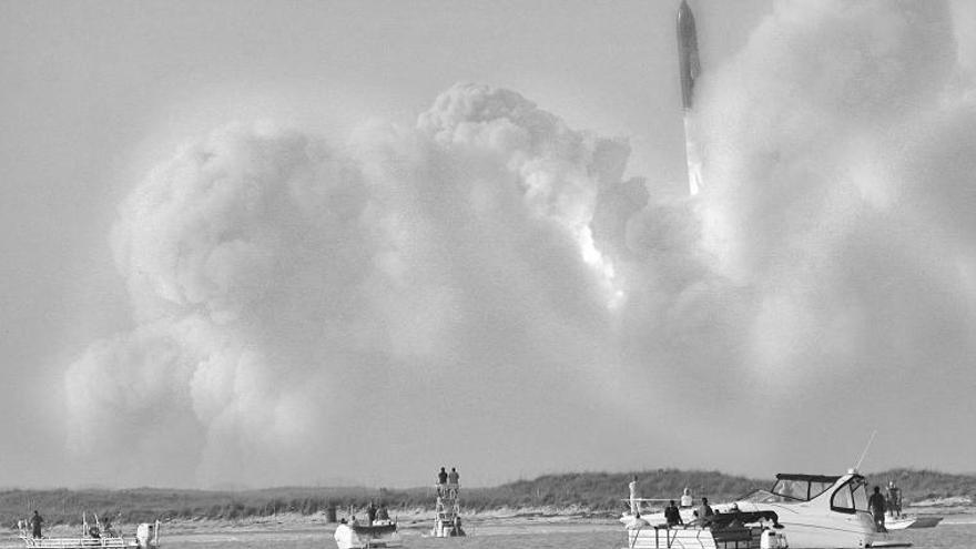 Espectadores desde barcos siguen el lanzamiento del cohete SpaceX.   | // GENE BLEVINS