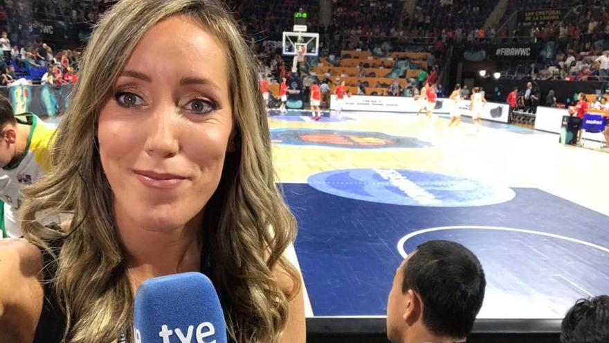 Marta Fernández, durante una retransmisión de un partido de baloncesto femenino